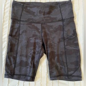 Fast and free camo shorts - size 8